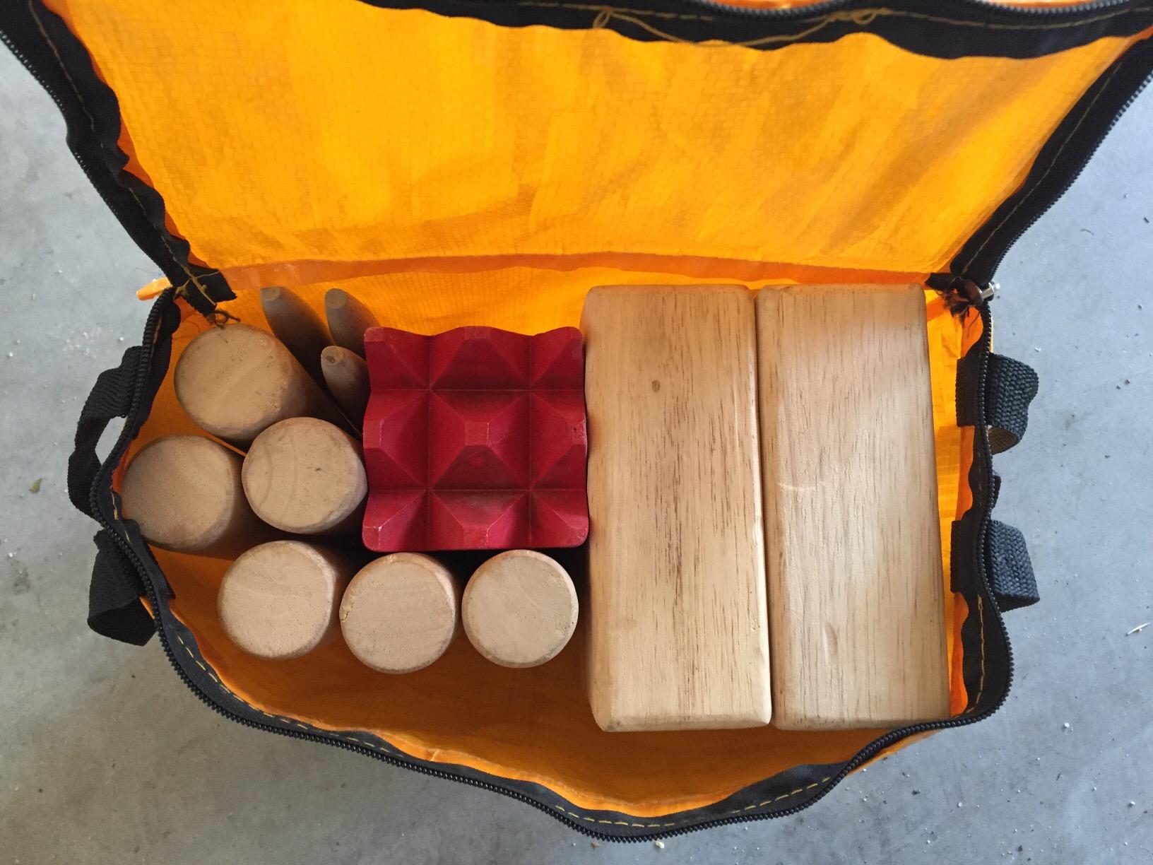 Carromco Kubb Wikingerschach Holzspiel mit Tasche